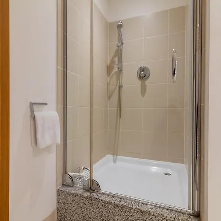 Daire Guestready - Serenity In The Docklands
